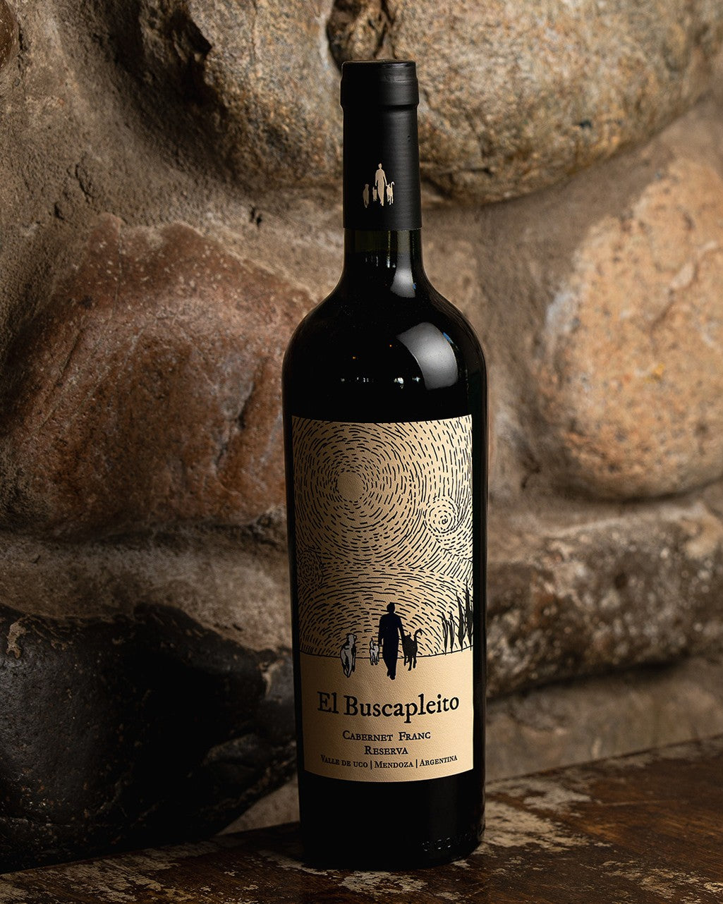 El Buscapleito Cabernet Franc Reserva on a stone wall