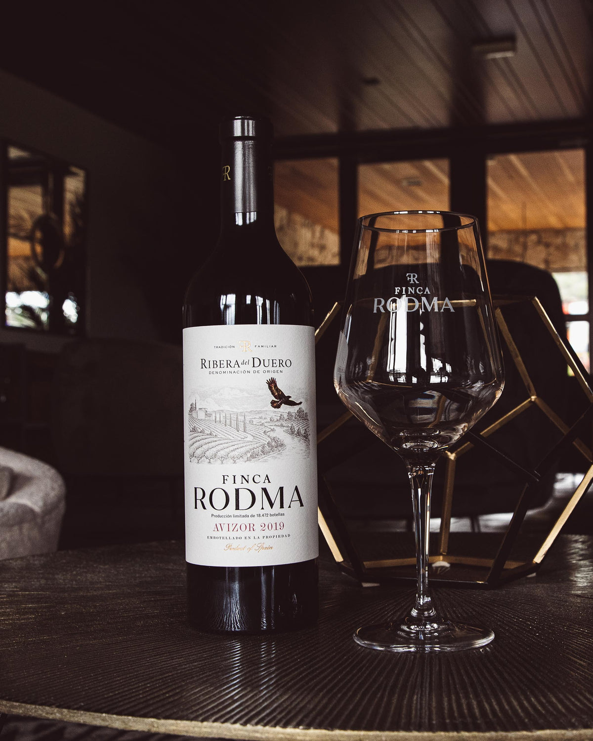 Finca Rodma Avizor 2019 with a branded glass